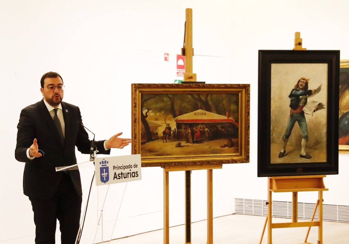 El presidente del Principado, Adrián Barbón, junto a los cuadros devueltos este lunes.